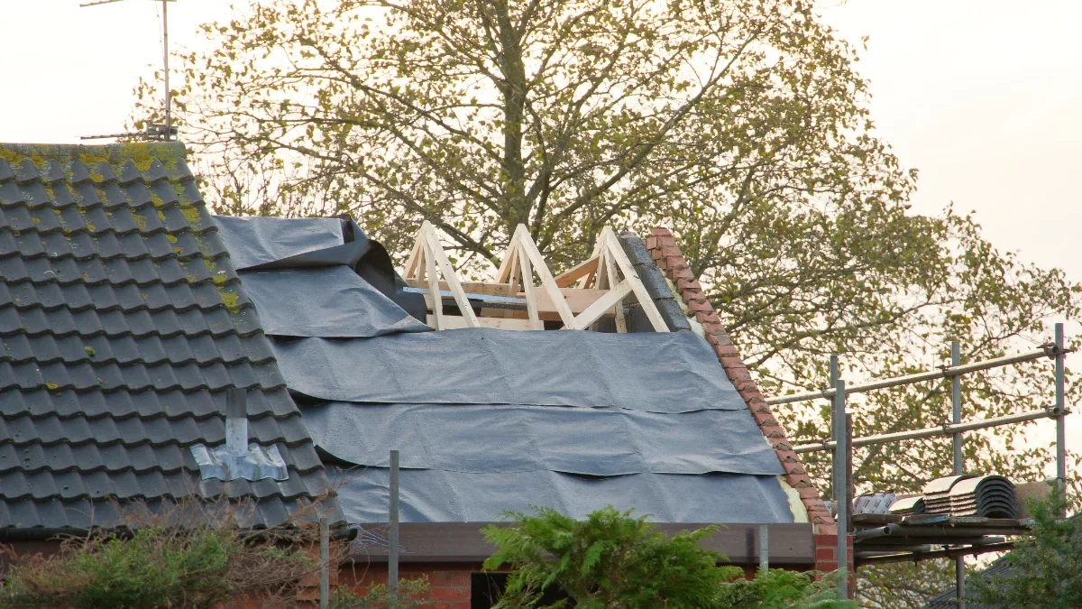 Dachreparatur nach Sturm: Diese Schritte sollten Sie sofort einleiten