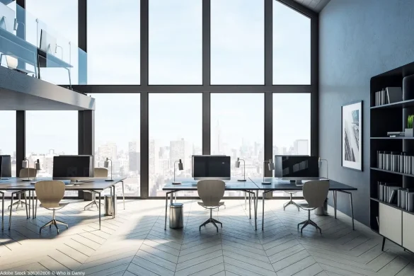 Arbeitsplatzhygiene im sauberen Büro mit modernen Arbeitsplätzen und viel Tageslicht