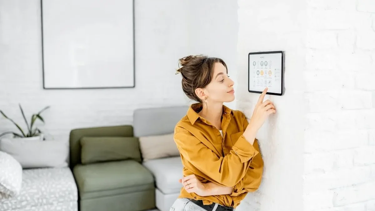 Hausautomation im modernen Zuhause mit smarter Steuerung per Wanddisplay